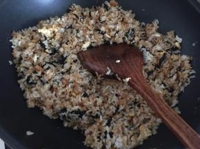 加入生抽、蚝油、胡椒粉翻炒