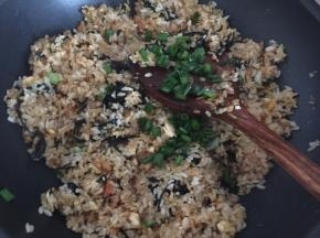 加入葱花炒均匀即可