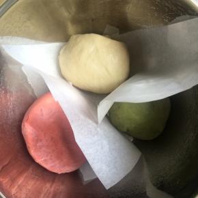 用油纸中间隔开，三个面团放入盆内，盖上干净湿毛巾，室温或者利用烤箱发酵1小时