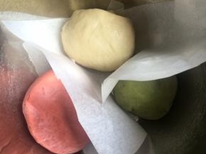 用油纸中间隔开，三个面团放入盆内，盖上干净湿毛巾，室温或者利用烤箱发酵1小时