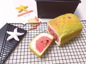 烤好的吐司直接取出放在晾凉网架上，完全放凉以后再切片