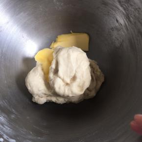 分次投入和软化的黄油，继续揉