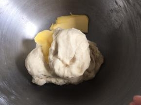 分次投入和软化的黄油，继续揉