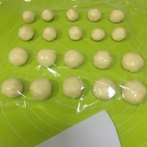 水油皮和油酥分别平均分为10份，搓圆