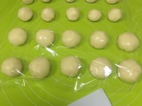 水油皮和油酥分别平均分为10份，搓圆