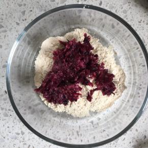 炒熟的糯米粉微微发黄，加入玫瑰酱