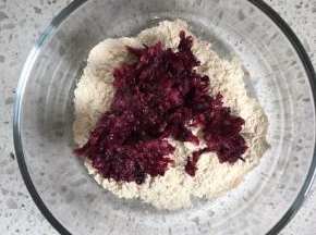 炒熟的糯米粉微微发黄，加入玫瑰酱