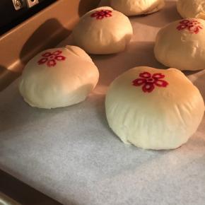 中途可以打开烤箱看看，如果感觉上的深了可以盖上锡箔纸继续烤