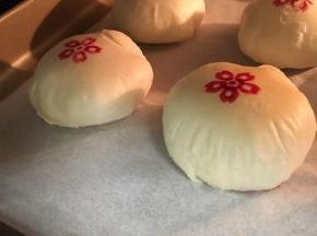 中途可以打开烤箱看看，如果感觉上的深了可以盖上锡箔纸继续烤