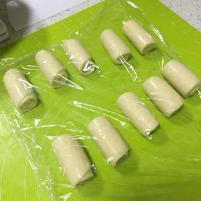 再卷起来，全部卷好，再一次盖上保鲜膜松弛15分钟