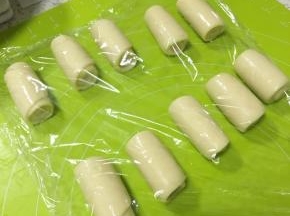 再卷起来，全部卷好，再一次盖上保鲜膜松弛15分钟