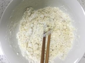 低筋面粉内加入猪油，先用筷子搅拌成絮状，再轻揉成团即可
