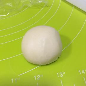 从后面收口捏紧