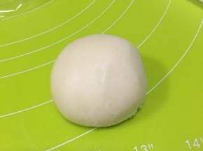 从后面收口捏紧