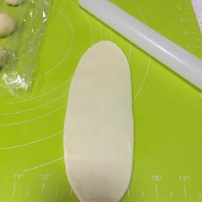 翻过面来，擀成牛舌状