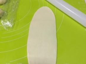 翻过面来，擀成牛舌状