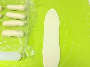 松弛好以后，取一个面卷，再一次擀成牛舌状