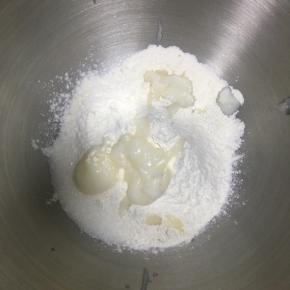 中筋面粉内加入细砂糖、猪油