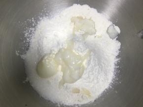 中筋面粉内加入细砂糖、猪油