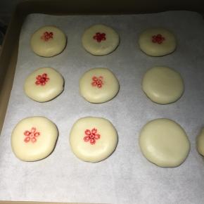 可以用食用色素印上花朵样子，因为我还包了其他馅的，为了区别开就印上，没有印章也可以不用，烤箱预热170度，上下火，25分钟
