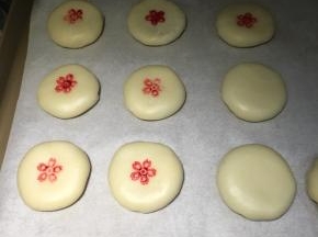 可以用食用色素印上花朵样子，因为我还包了其他馅的，为了区别开就印上，没有印章也可以不用，烤箱预热170度，上下火，25分钟