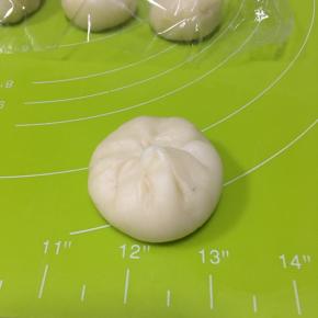 从后面收口捏紧