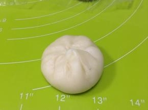 从后面收口捏紧