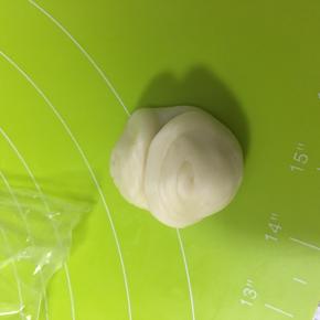 取一个面卷从中间用手指压一下，超上对折起来