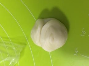 取一个面卷从中间用手指压一下，超上对折起来