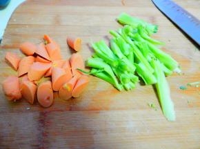 火腿 及西兰花根切好