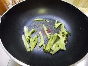 锅里加入油加入西兰花根炒
