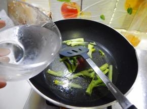 炒匀加入清水两碗