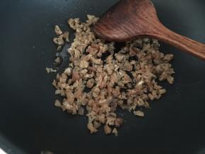 锅里热油后放入切碎的菜脯放入锅中煸出香味