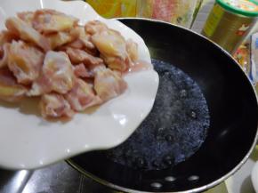 鸡软骨放料酒水里焯一下清水