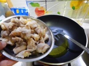 然后清洗干净加入油锅里炒