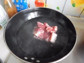 排骨加入水里