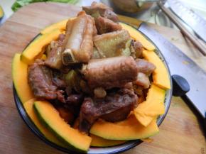 在把腌好的排骨加放中间