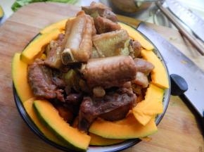 在把腌好的排骨加放中间