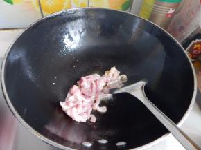 锅里加入油加入猪肉炒