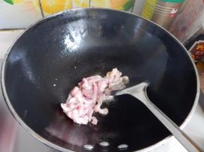 锅里加入油加入猪肉炒