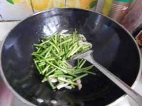 然后在加入蒜苔