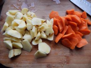 胡萝卜及土豆去皮切好