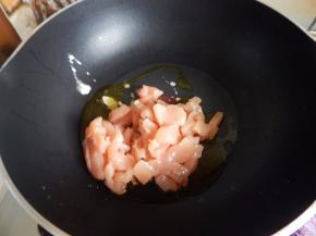 锅里加入油加入鸡丁