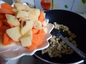 在加入胡萝卜土豆