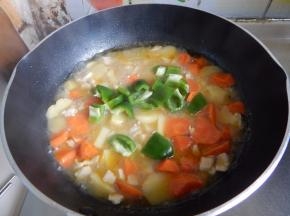 炖十分钟加入彩椒