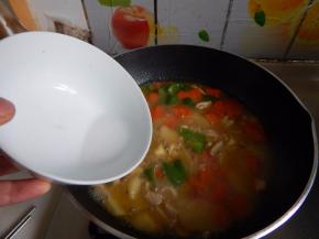 炖至菜入味加入湿淀粉收汁