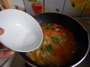 炖至菜入味加入湿淀粉收汁