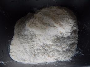 加入面包粉300克
