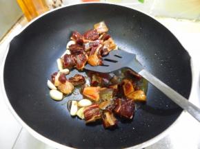 加入腌好的牛肉