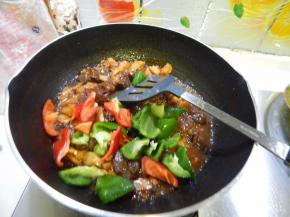 牛肉炖烂在加入菜椒